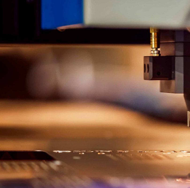 Machine de gravure en action représentant la précision et le professionnalisme du service de gravure HYGEA