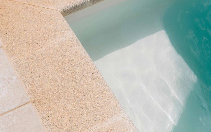 "Entretien complet de piscines privées et collectives à Gex avec contrôle de l’eau et nettoyage régulier